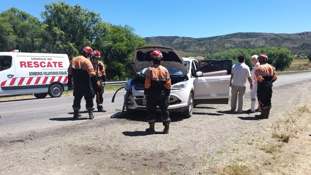 Un carro se soltó de una camioneta y provocó un violento choque