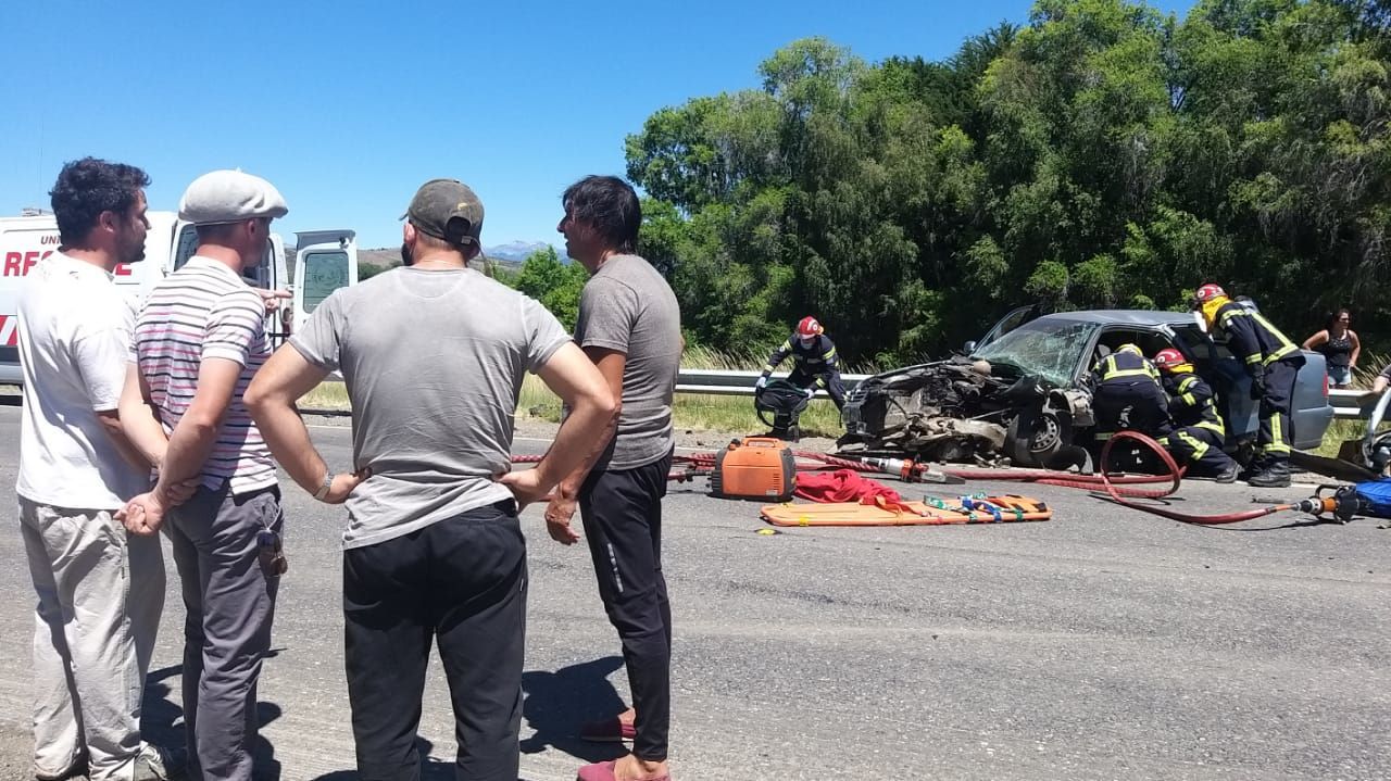 Un carro se soltó de una camioneta y provocó un violento choque
