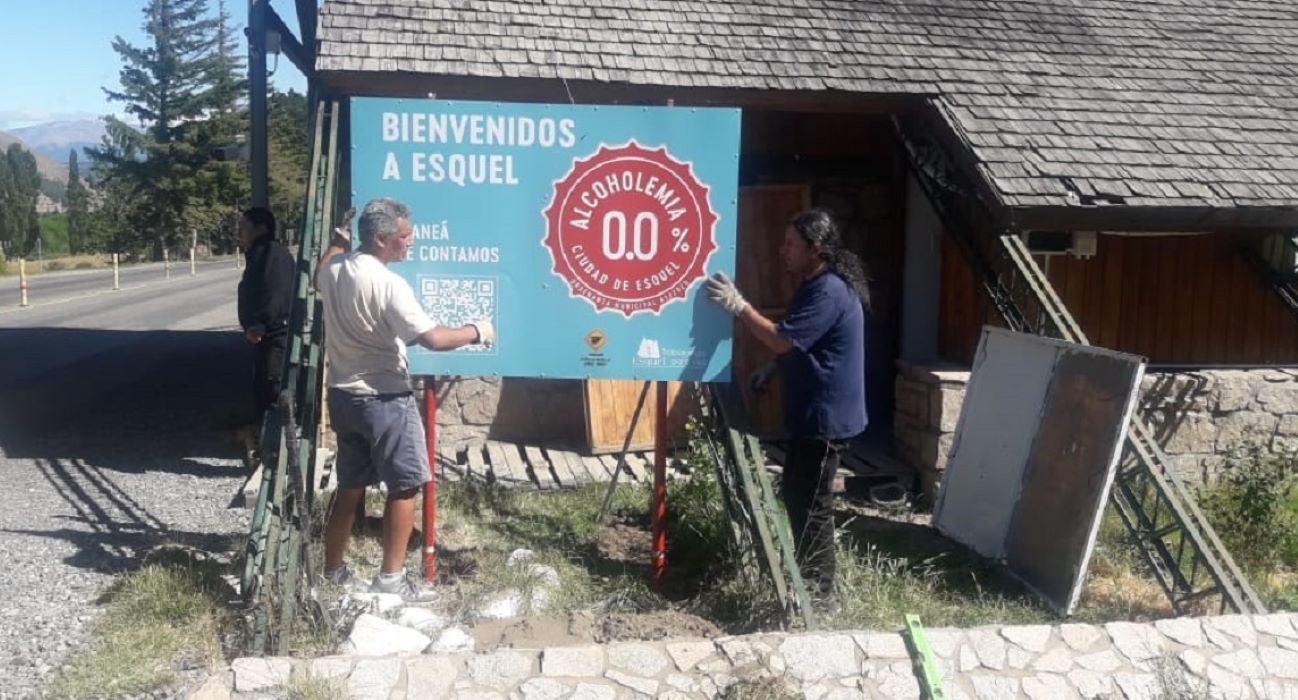 Agregan carteles informativos para recordar la vigencia de Alcohol Cero en Esquel