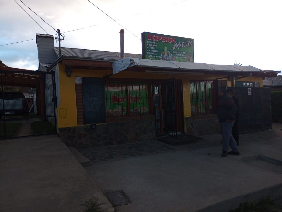 Una joven causó daños en un auto, viviendas y comercios (Policía del Chubut)