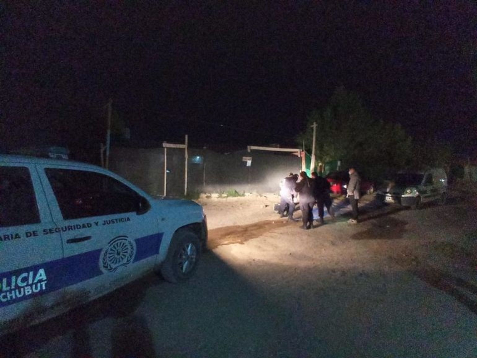 Con un cuchillo clavado en la cabeza persiguió a sus agresores y evitó que escapen