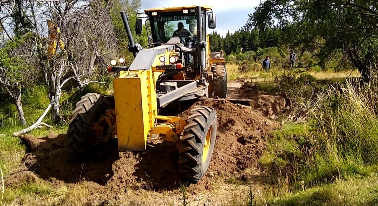 Comenzó la apertura de camino para el camping municipal de Lago Rosario