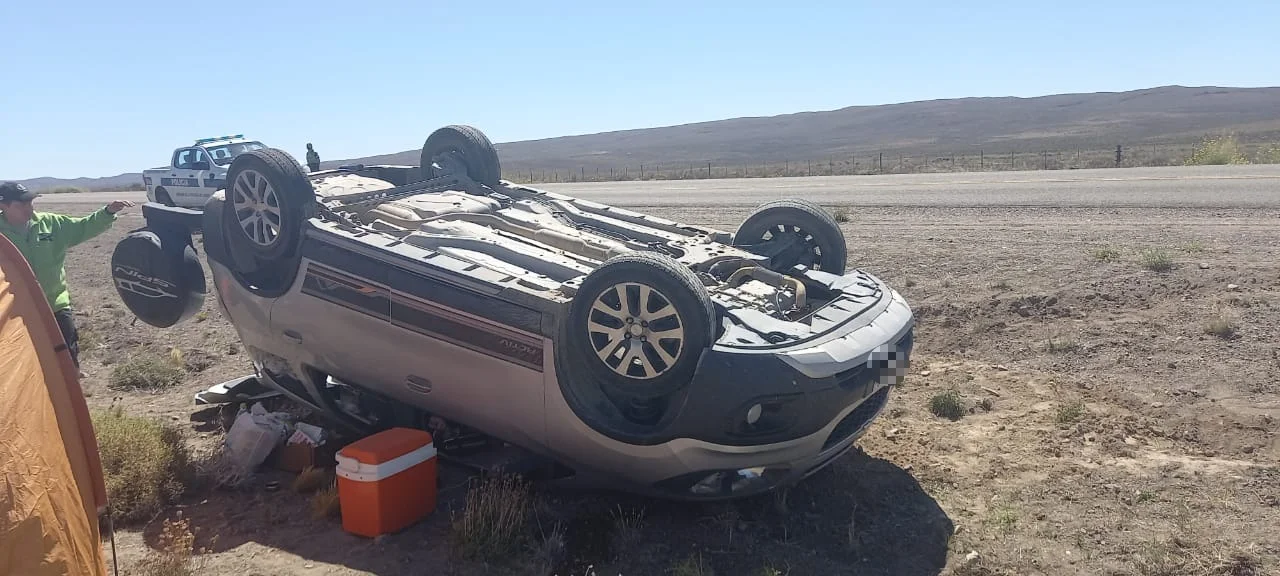 Viajaban a Trevelin, pero volcaron en la ruta 25