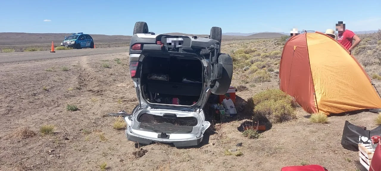 Viajaban a Trevelin, pero volcaron en la ruta 25