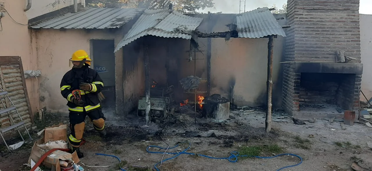 El Maitén: Grupo electrógeno produjo un incendio en una Farmacia