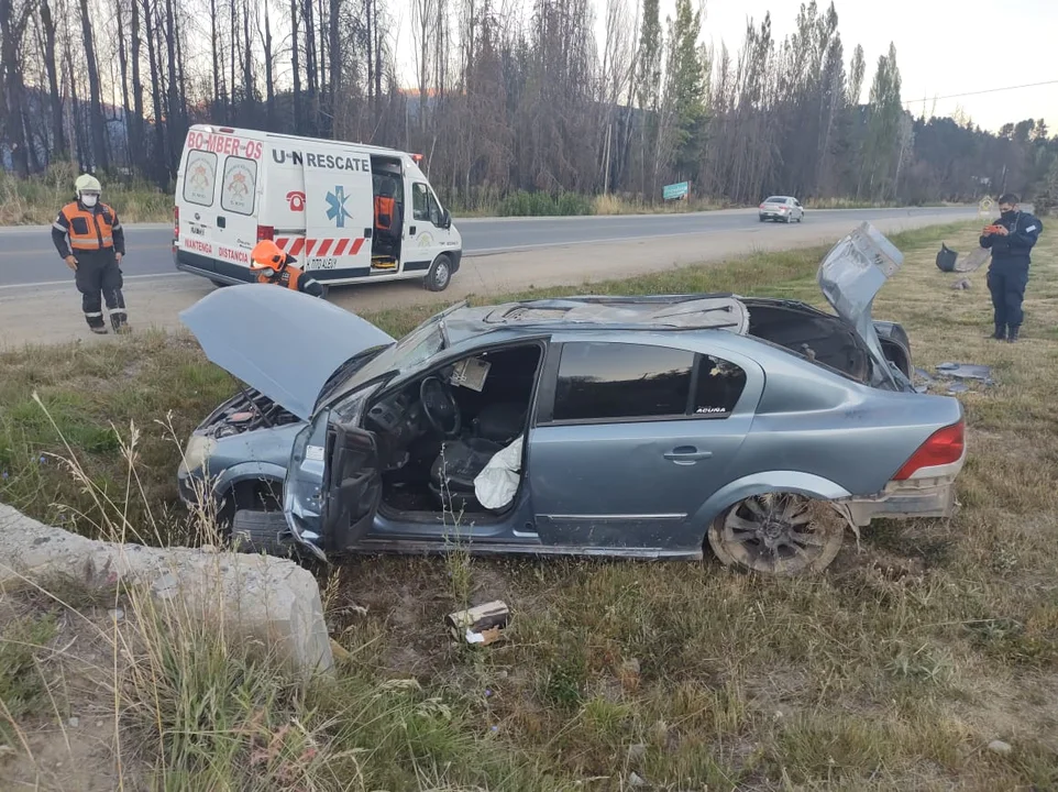 Borracho quiso sobrepasar un auto y terminó volcando