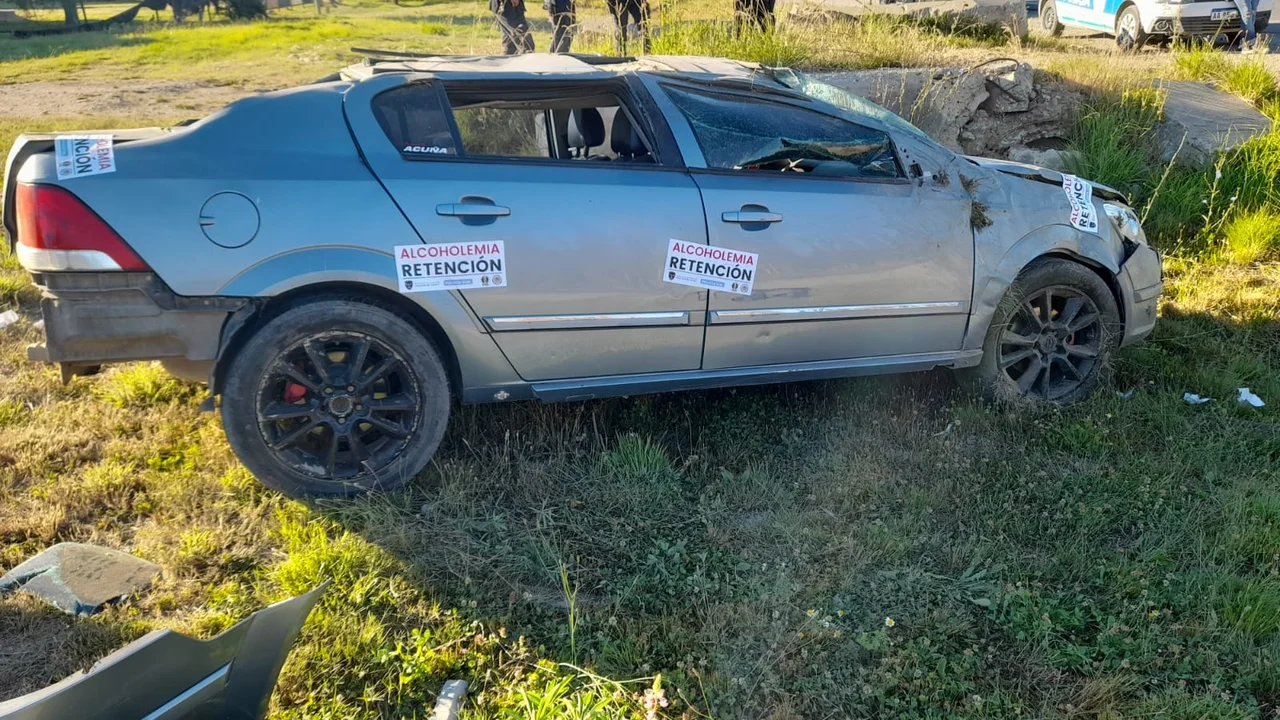 En estado de ebriedad quiso sobrepasar un auto y terminó volcando