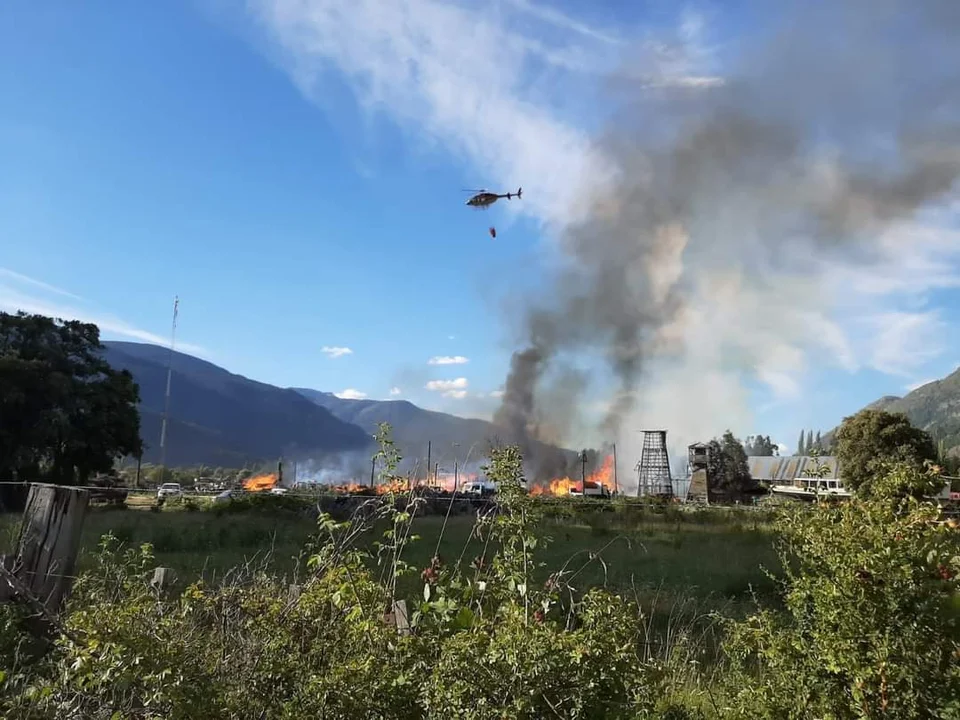 Un incendio consumió un aserradero en Lago Puelo