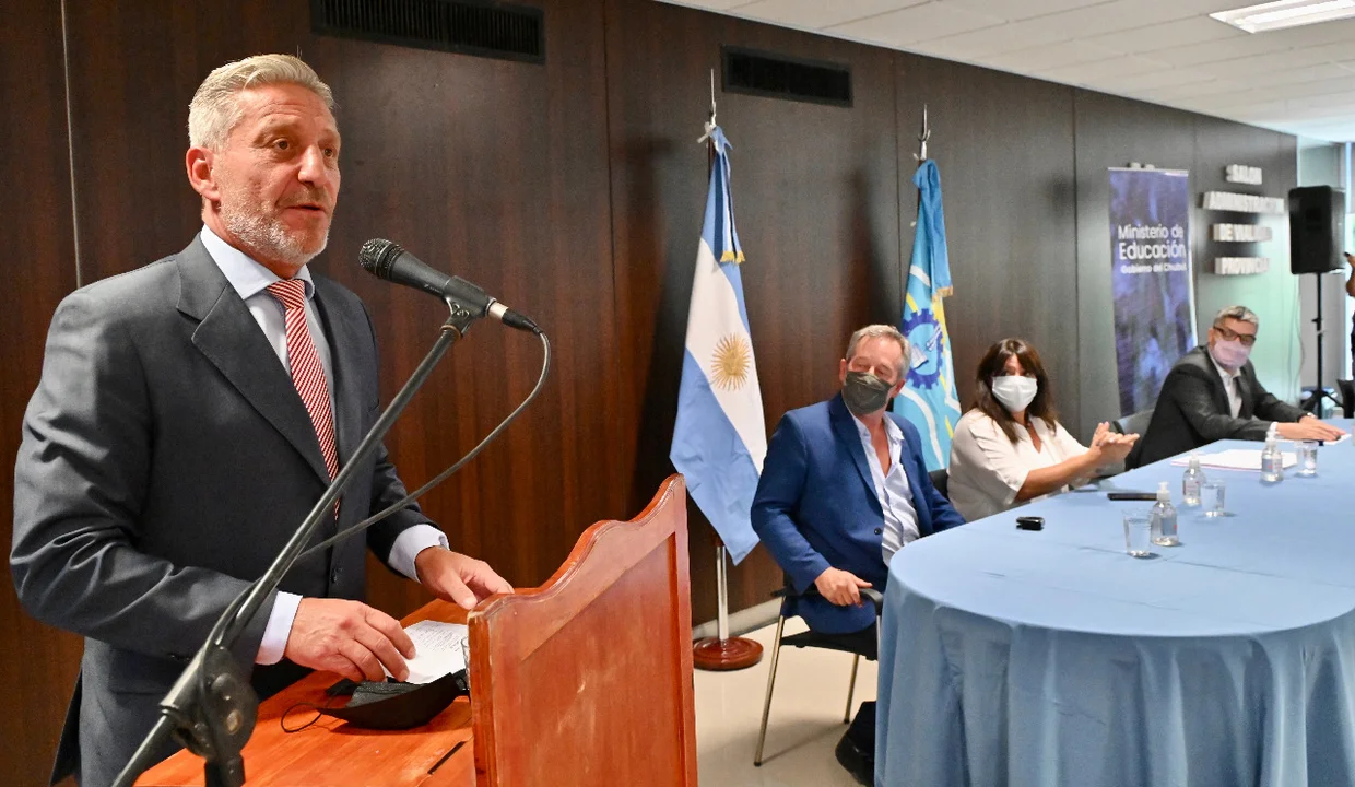 Se firmó el contrato para la construcción de la Escuela Técnica en El Hoyo