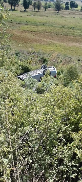 Una familia volcó y terminó en un barranco en la zona de Cholila
