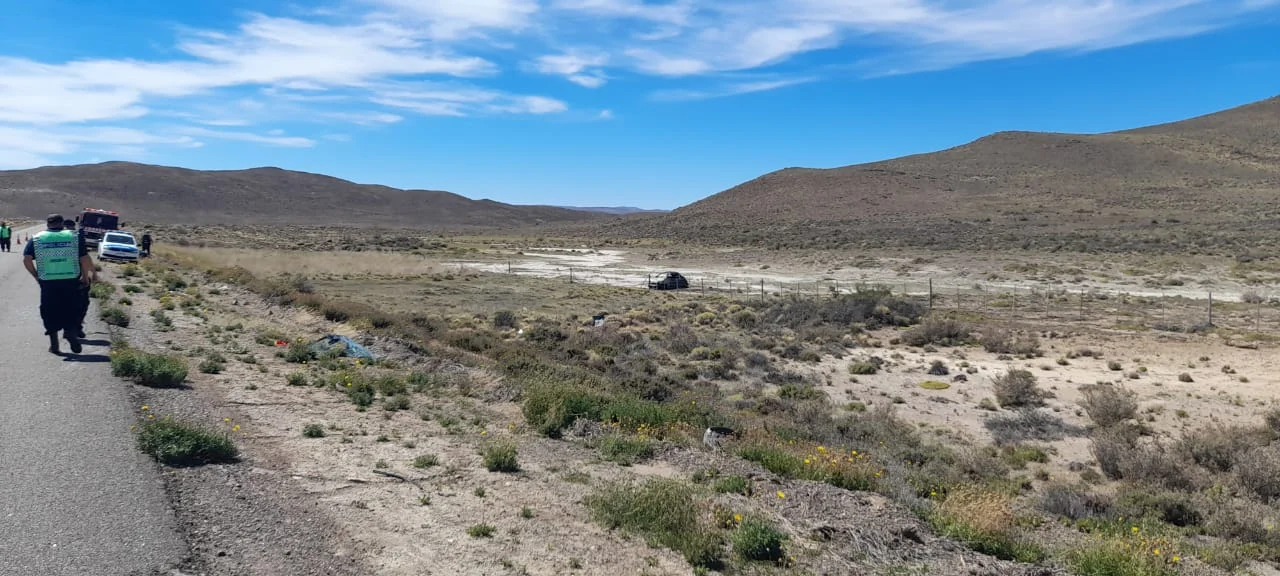 Espectacular: un auto volcó, rodó 70 metros y se incendió sobre ruta 25