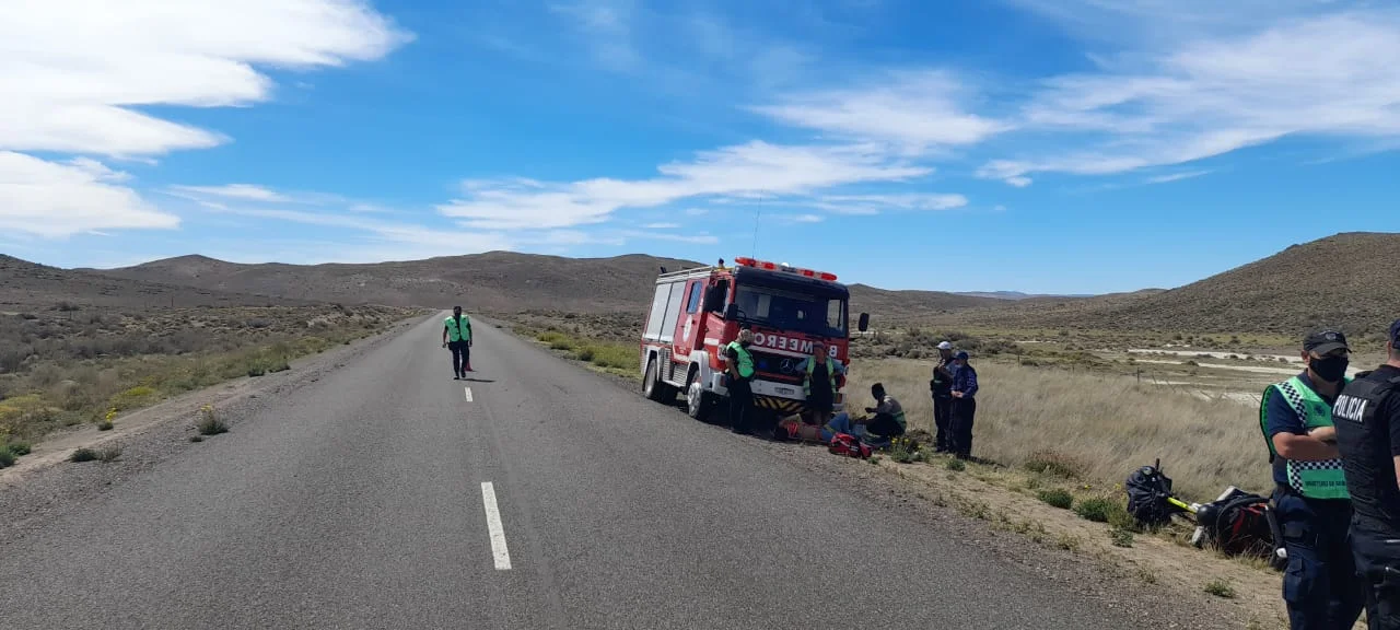 Espectacular: un auto volcó, rodó 70 metros y se incendió sobre ruta 25
