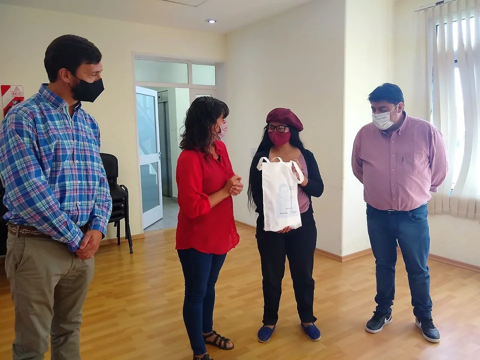 La ganadora de los Certámenes Culturales Evita en fotografía recibió su premio