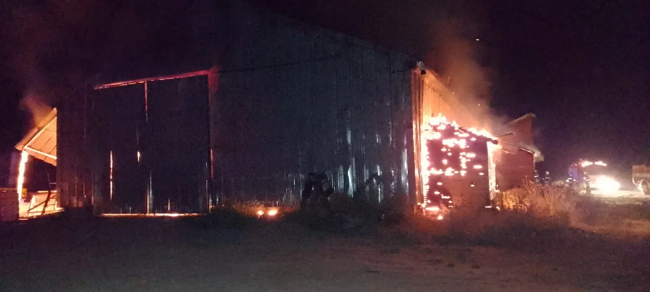 Un incendio arrasó con una fábrica en Cholila