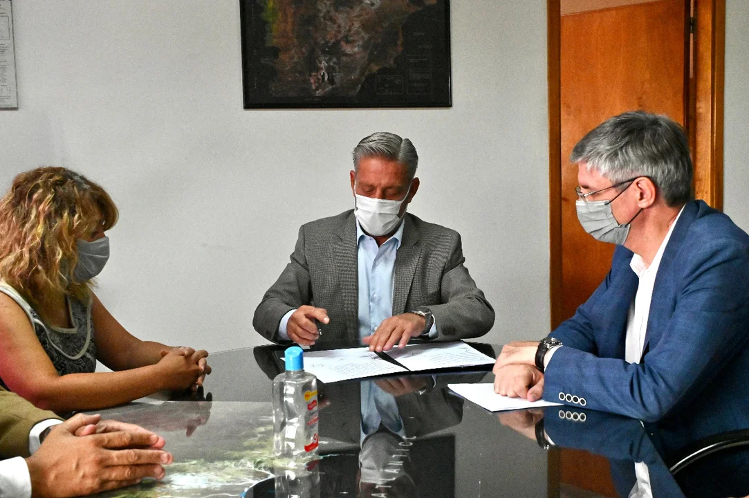 Se firmó el convenio para llevar energía eléctrica a Valle Chico