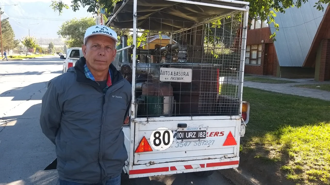 Con un vehículo que funciona "a Basura" llegó a Esquel y dejó su mensaje ambiental