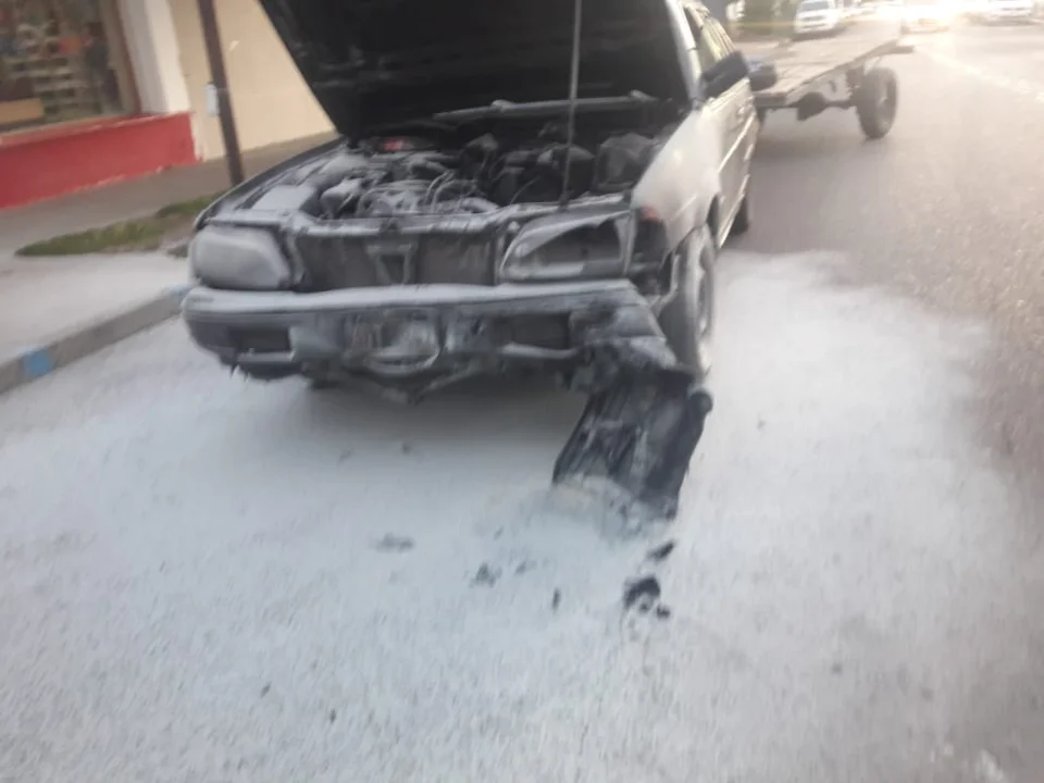 Alarma por el incendio de un auto en pleno centro