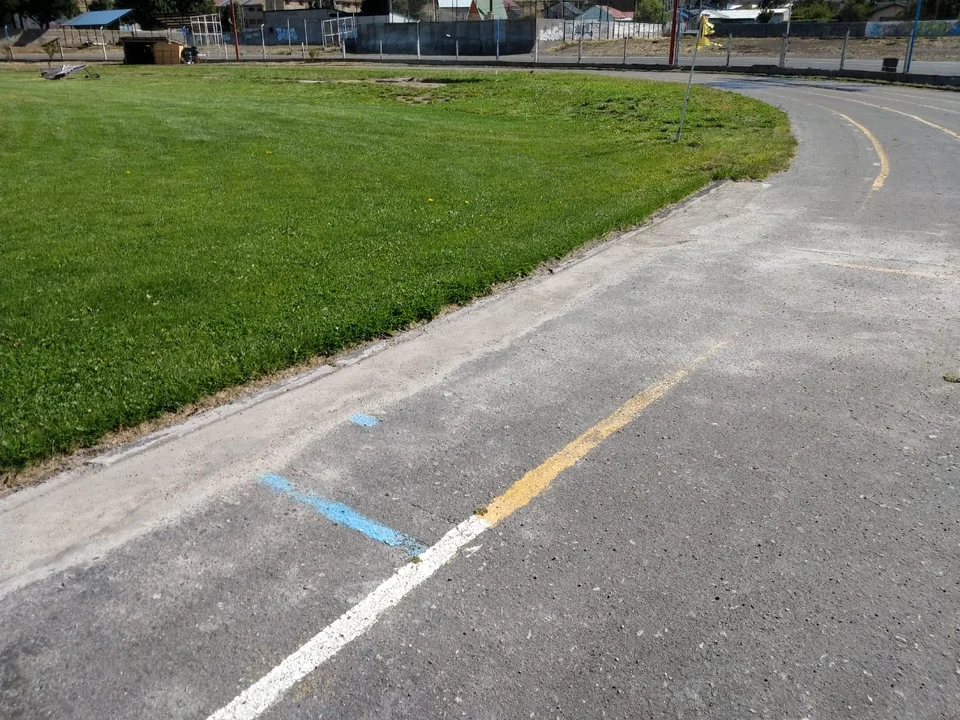 Realizan mejoras y mantenimiento en la pista de atletismo municipal