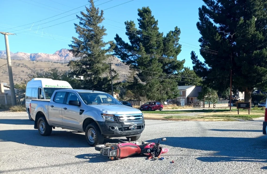 Esquel: Camioneta embistió a una moto y hay un lesionado