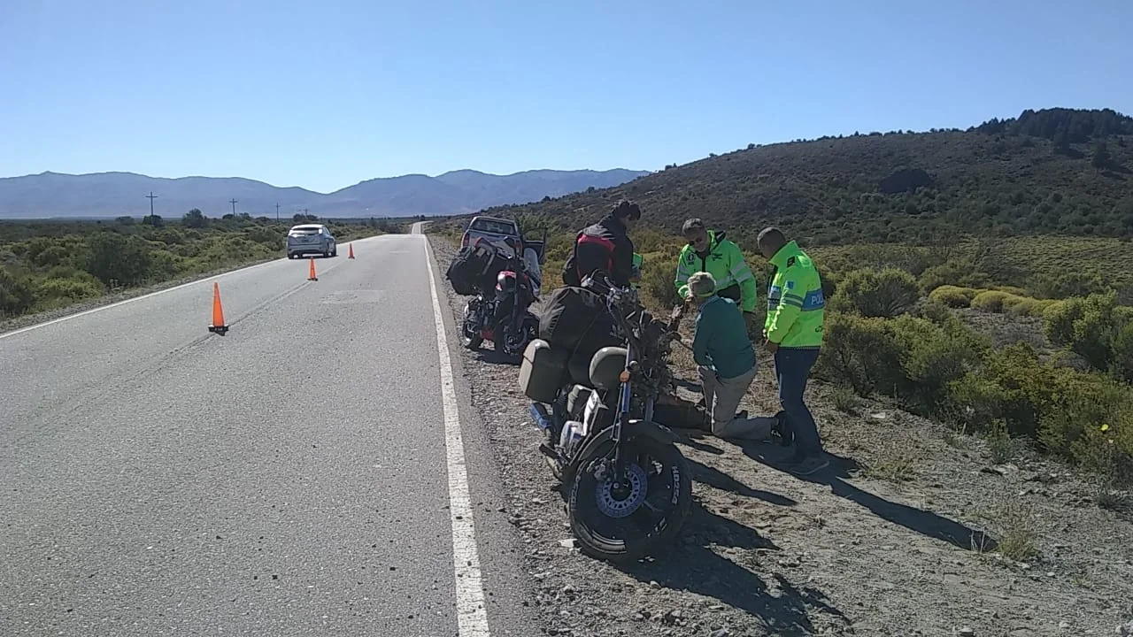 Un motociclista lesionado tras perder el control de su rodado y despistar