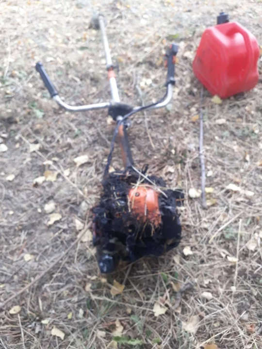 La explosión de una maquina de cortar pasto generó un incendio de pastizales