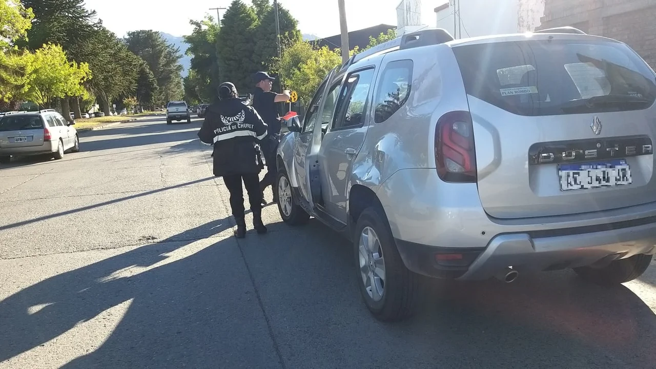 Choque entre una motocicleta de la policía y una camioneta
