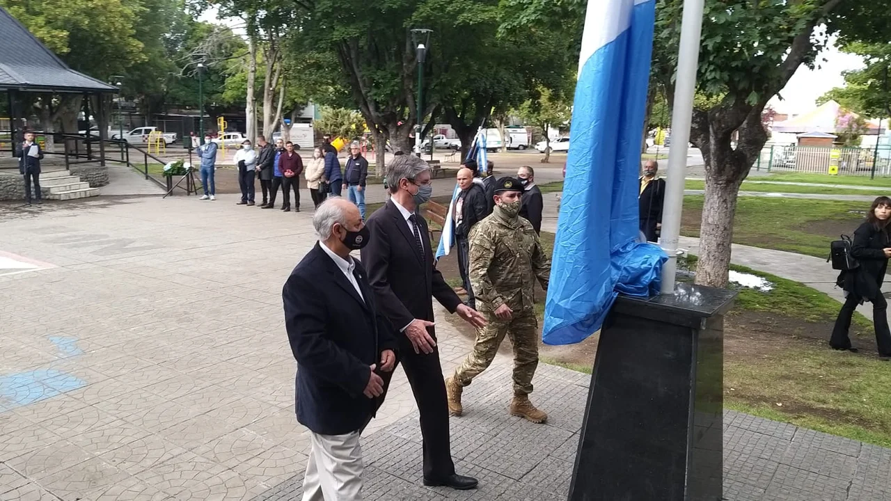 Con presencia del ministro de Seguridad, se izó el Pabellón Nacional
