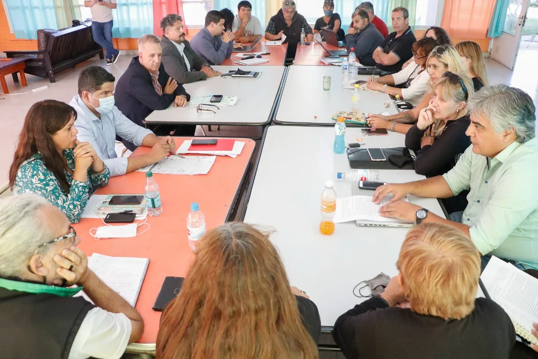 ¿Comienzan las clases? Tres gremios docentes acordaron con el gobierno, ATECH sostiene el paro
