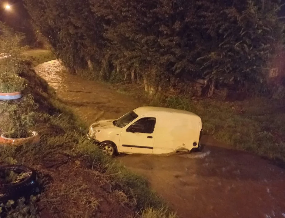 Un auto terminó en el arroyo y su conductor demorado por violentarse con la policía 