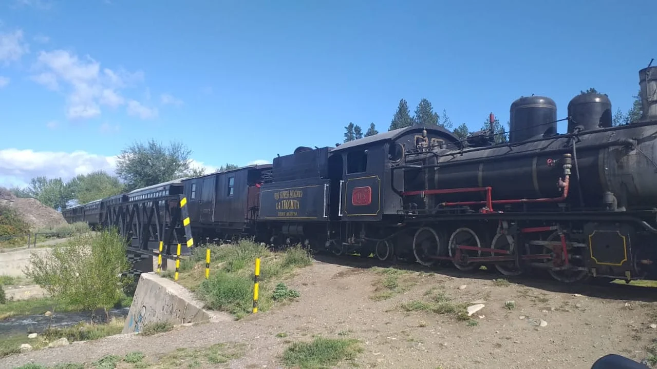 La Trochita tuvo un desperfecto en el recorrido y reprograma la salida