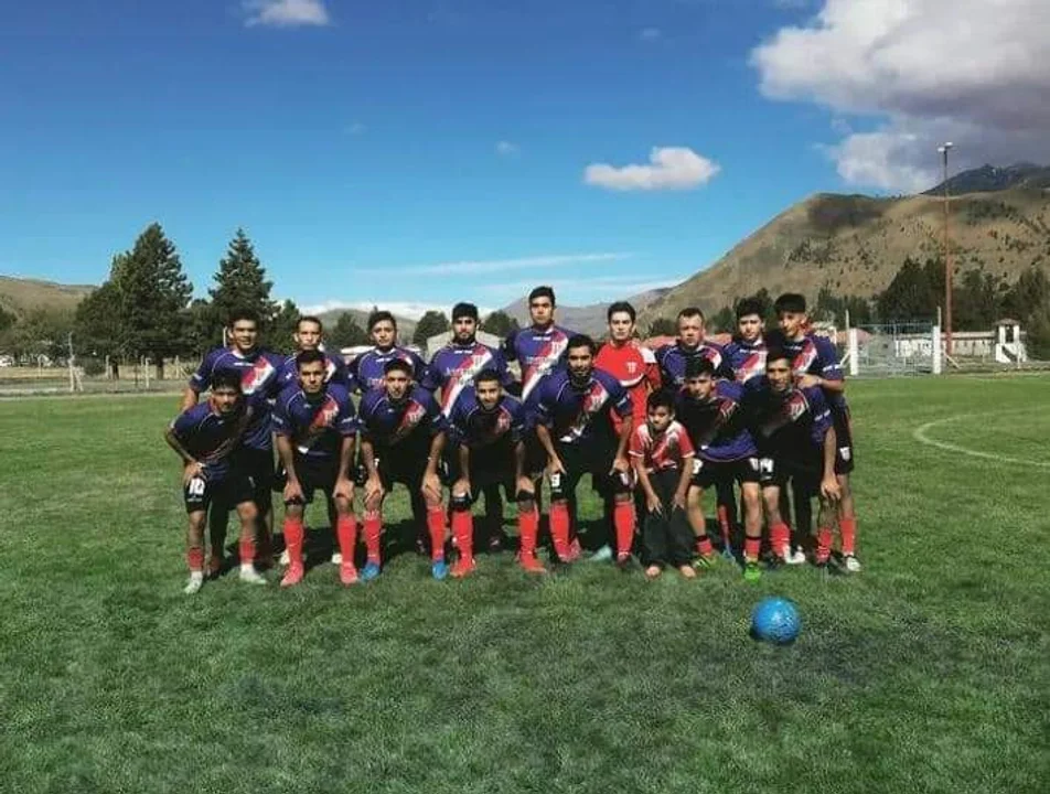 Comenzó a rodar la pelota en el fútbol cordillerano