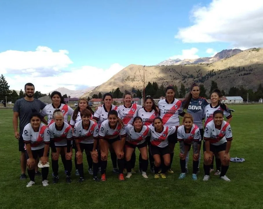 Comenzó a rodar la pelota en el fútbol cordillerano