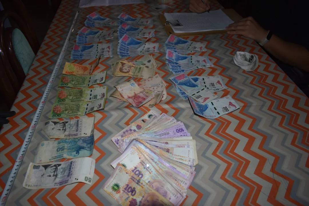 Se fue a tomar con desconocidos, lo golpearon y le robaron el celular y $20 mil