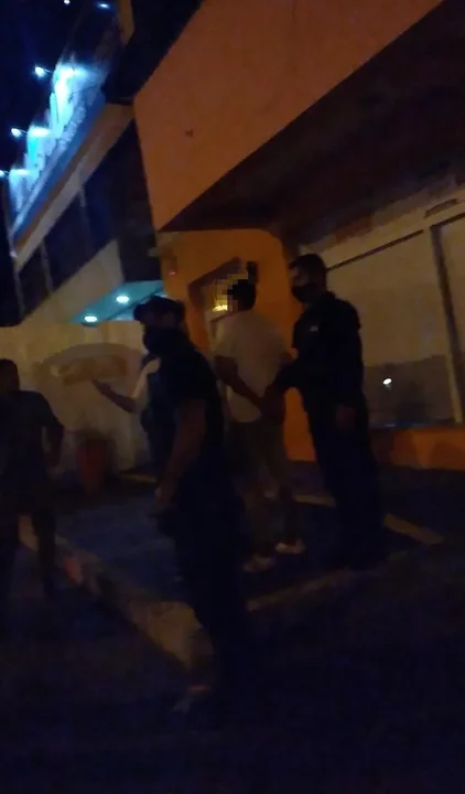 Pelea en un bar terminó con dos detenidos, un policía lastimado y autos dañados