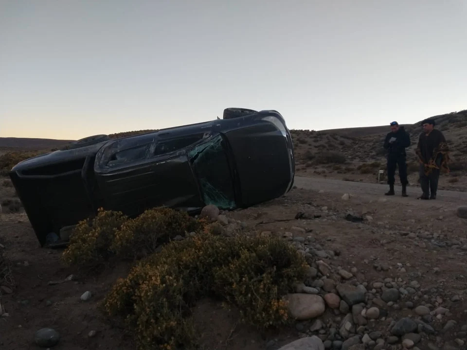 Perdió el control de la camioneta y volcó cuando volvía a Cushamen