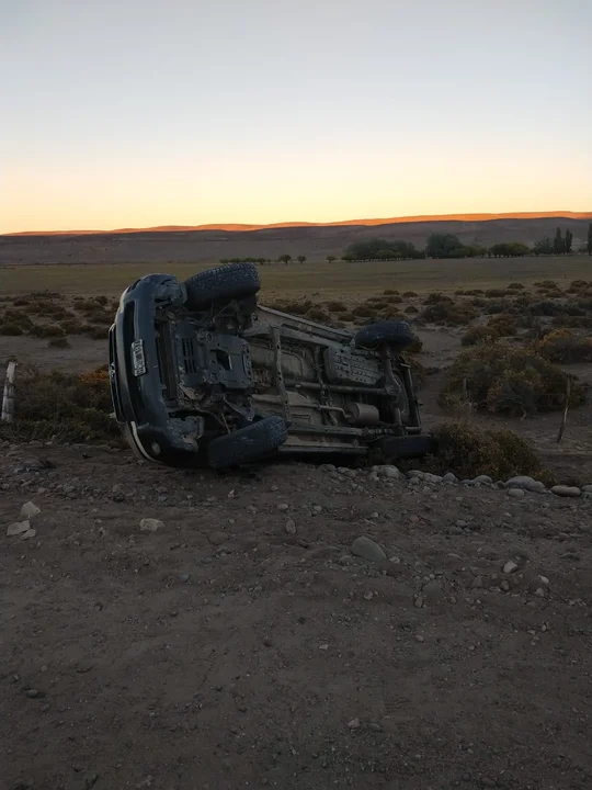 Perdió el control de la camioneta y volcó cuando volvía a Cushamen