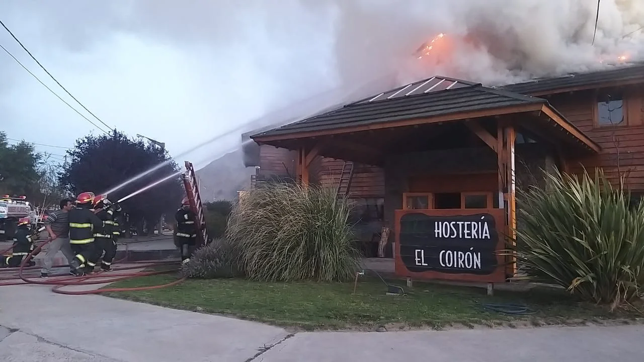 Voraz incendio consumió parte de una conocida Hostería de Esquel