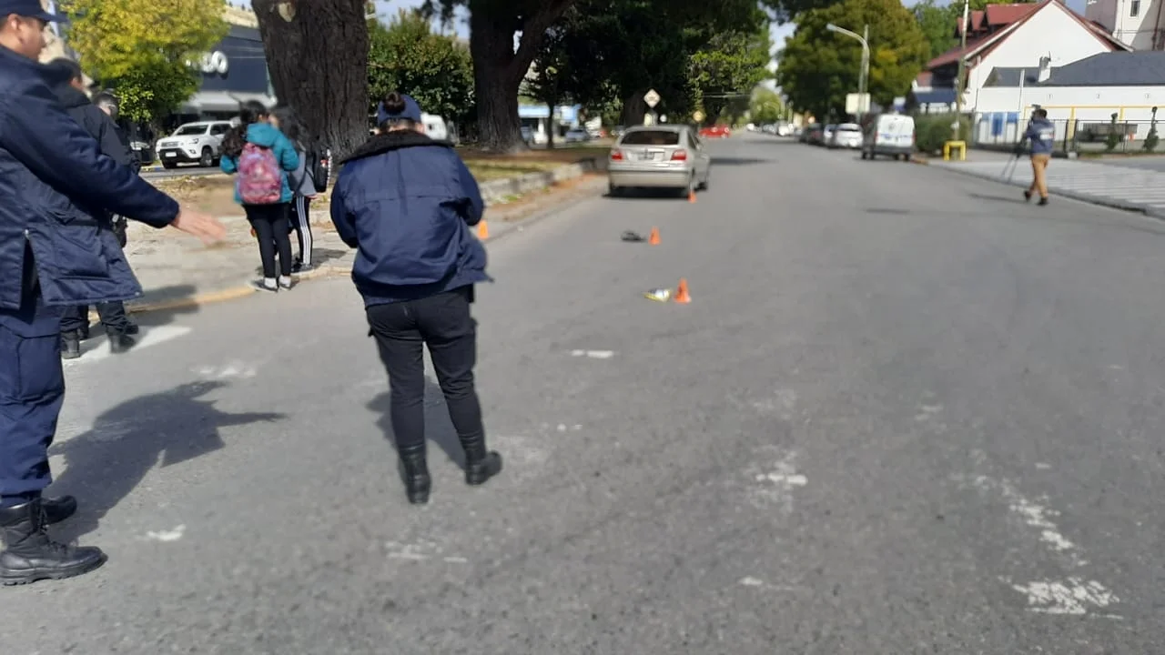 Camioneta embistió a una adolescente en el centro de Esquel y se dio a la fuga