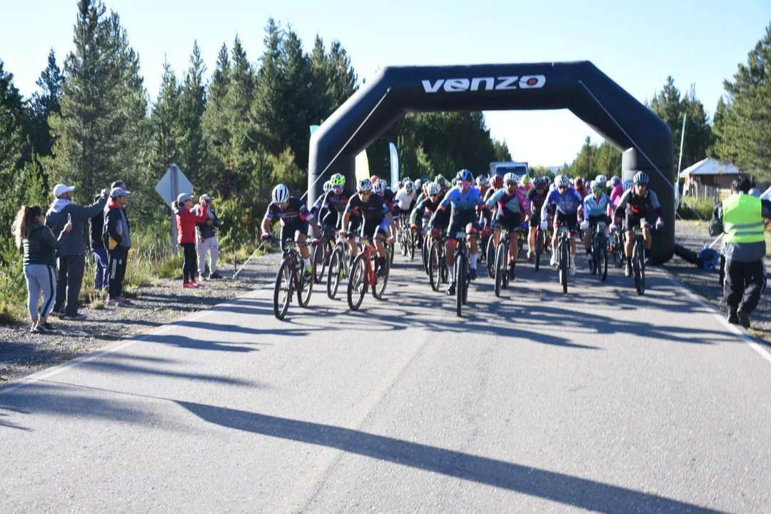 Gariglio y Bustamante ganaron la dura primera etapa de la Doble Lago Futalaufquen