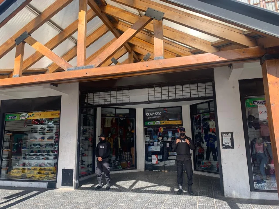 Allanamiento en un conocido comercio céntrico de Esquel