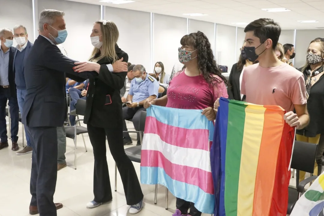 El gobernador firmó el decreto para la inclusión laboral de personas Trans en Chubut