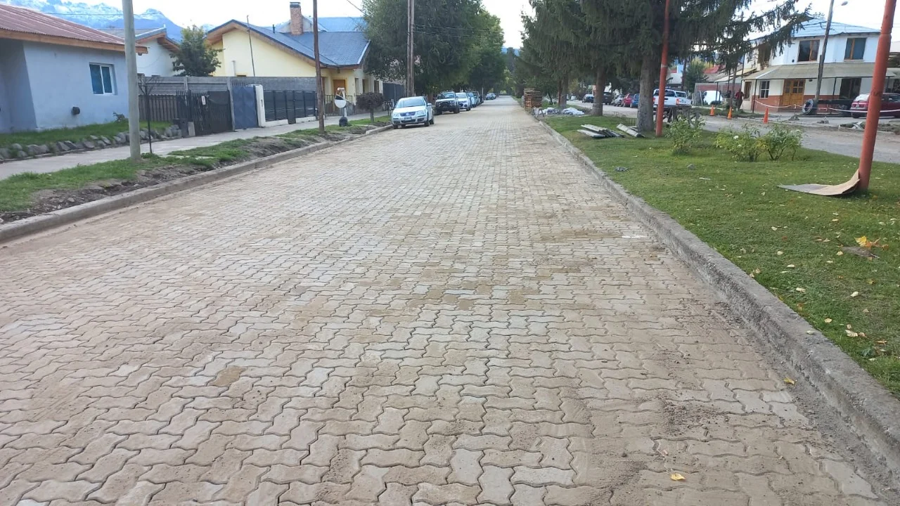 Trevelin: Habilitaron una nueva cuadra de adoquinado en Avenida Fontana