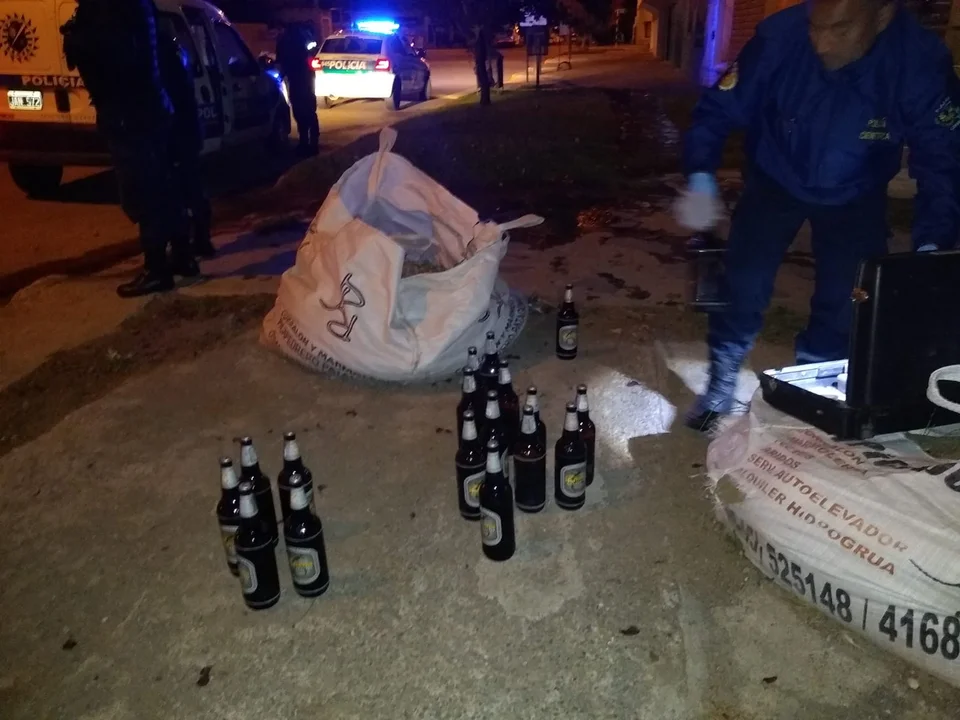 Menores demorados por intentar robar botellas de cerveza de un camión