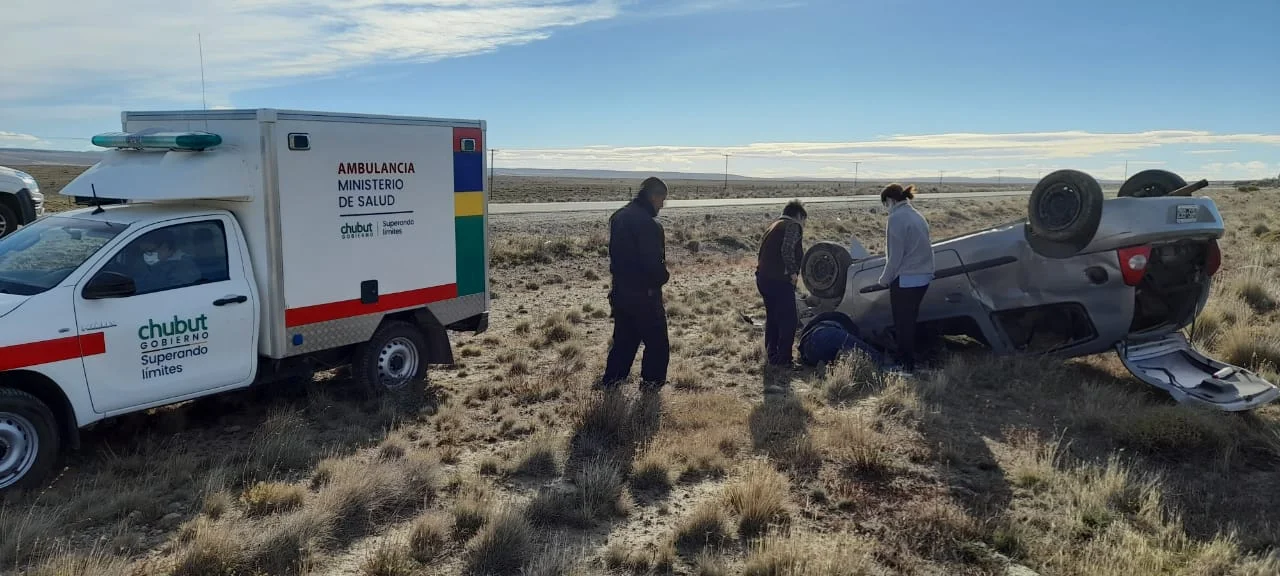 Río Pico: Se le rompió un neumático, perdió el control del auto y volcó
