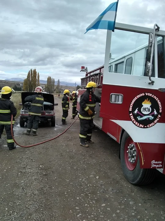 Esta vez fue en Trevelin: Otro auto empezó a incendiarse mientras circulaba