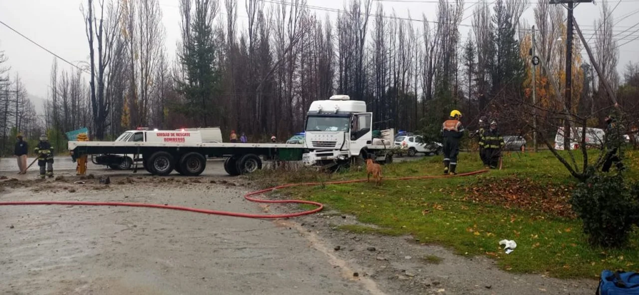 Ruta 40: Choque entre un auto y un camión dejó dos lesionados