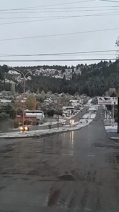 En pleno otoño llegó la nieve a Esquel: Las primeras postales 