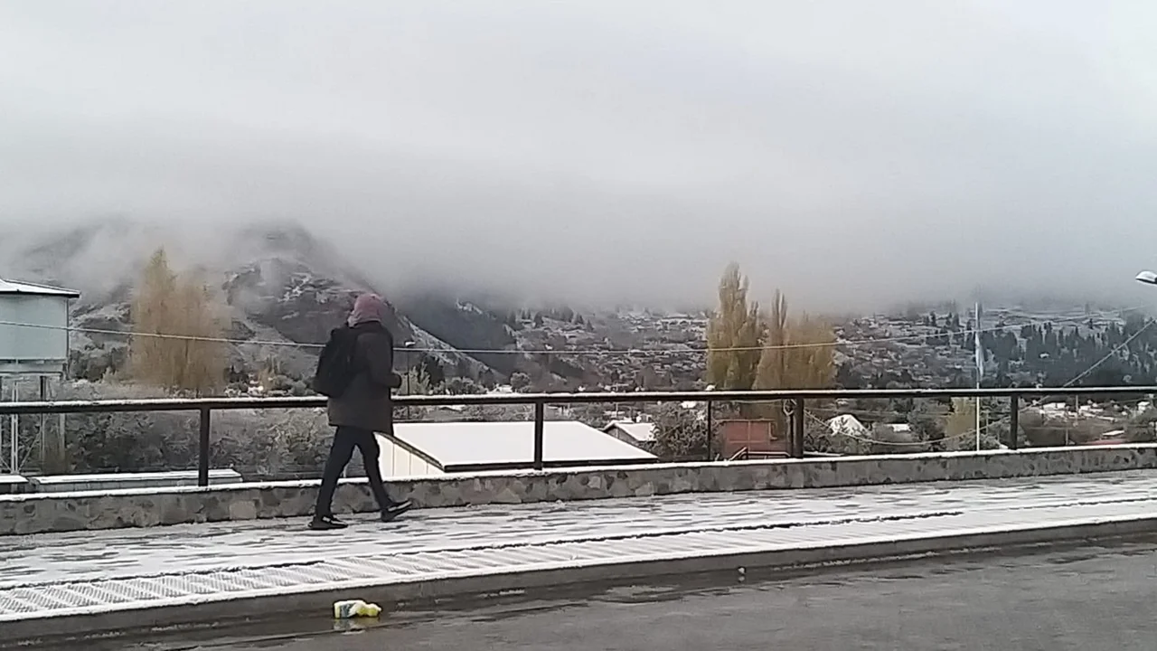 En pleno otoño llegó la nieve a Esquel: Las primeras postales 