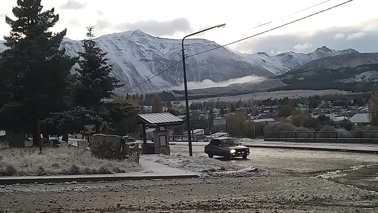 En pleno otoño llegó la nieve a Esquel: Las primeras postales 