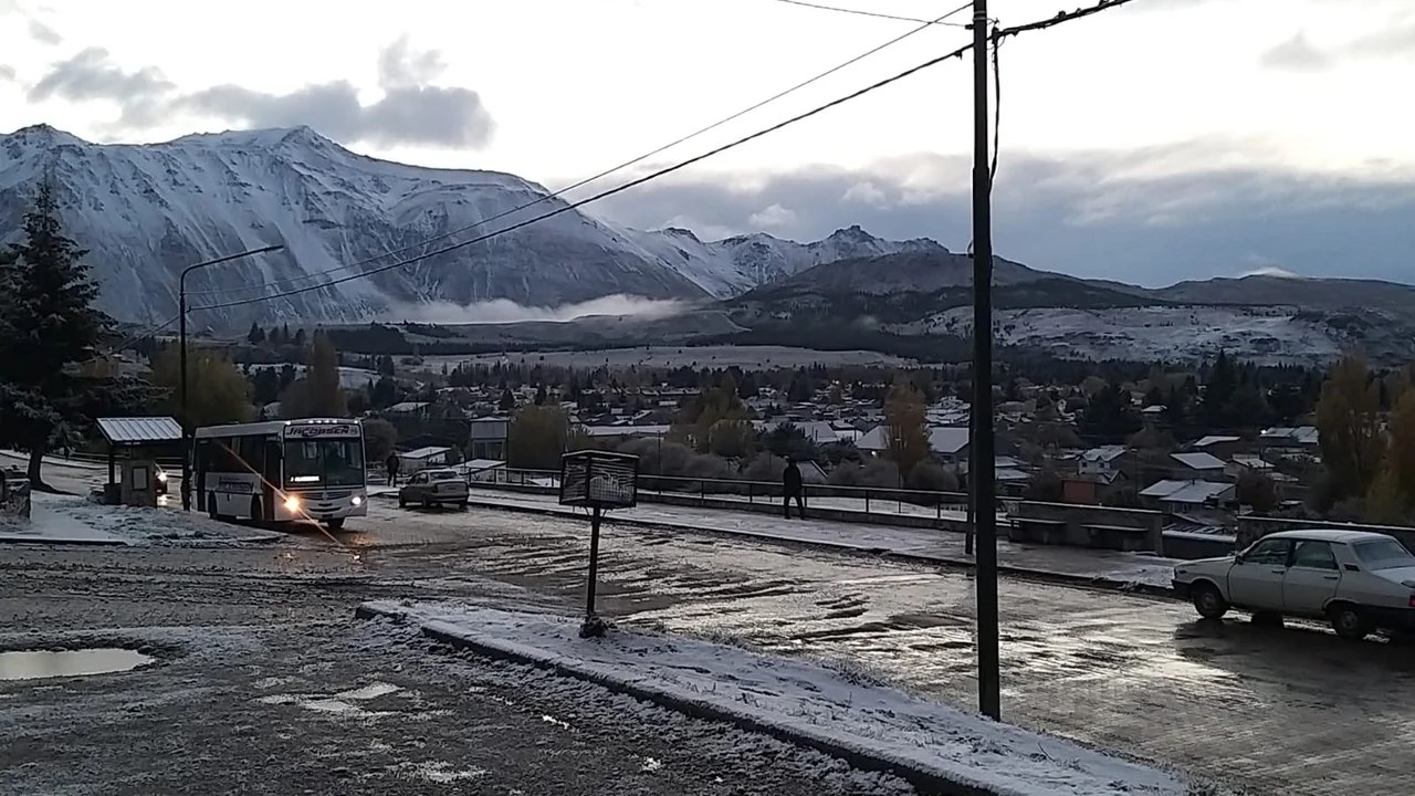 En pleno otoño llegó la nieve a Esquel: Las primeras postales 